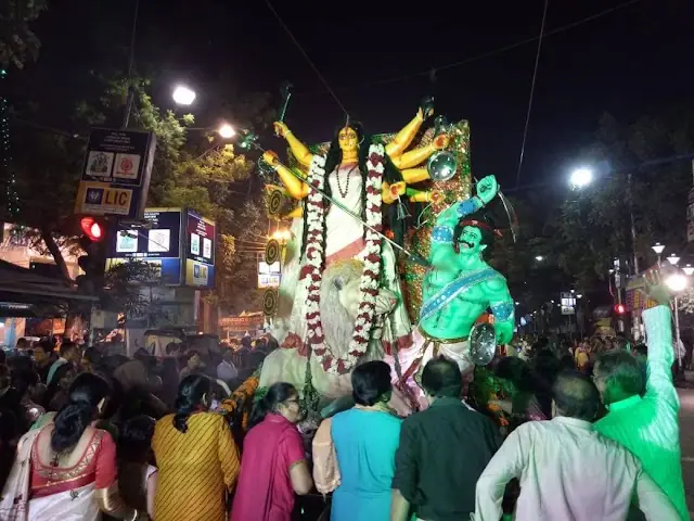 Crowds at the pandal at night
