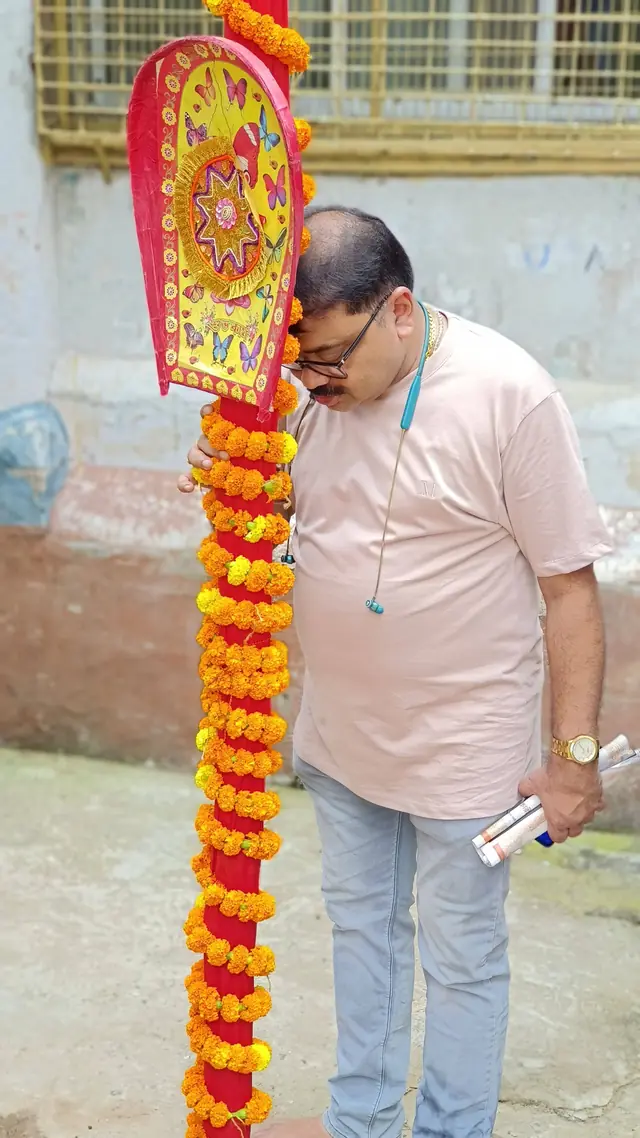 A member bows his head to the khuti