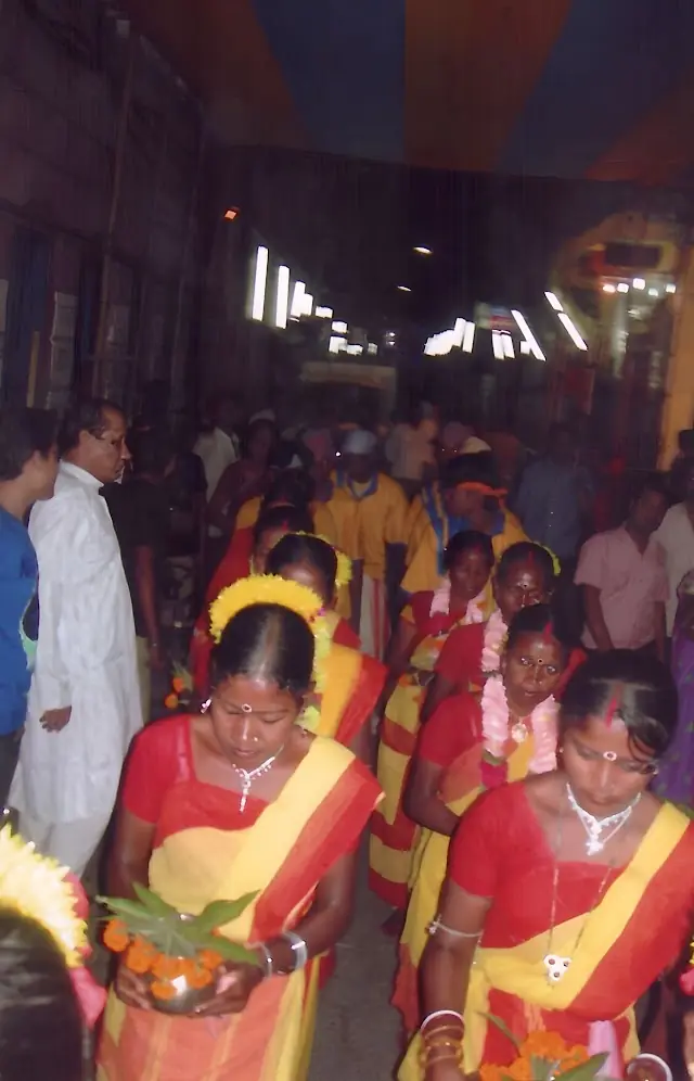 Women of the para in red-and-white saris