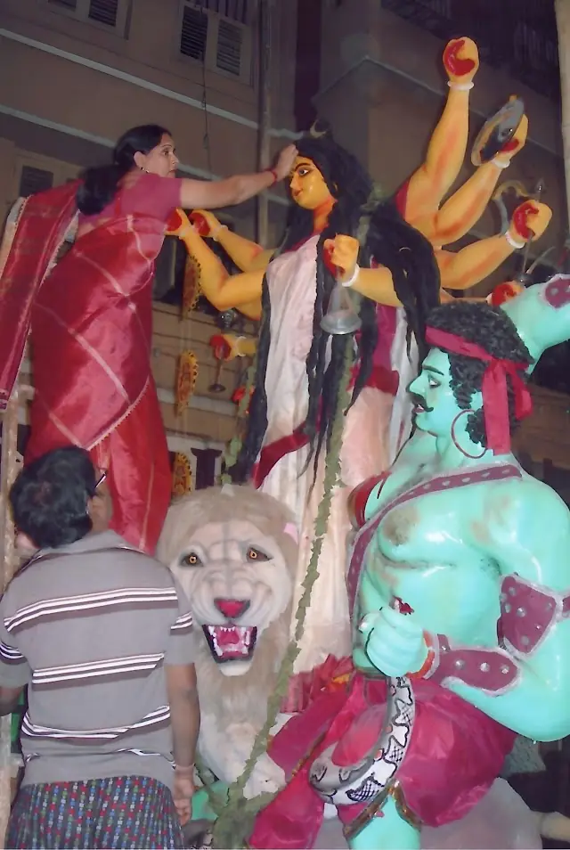 Decorating the idols