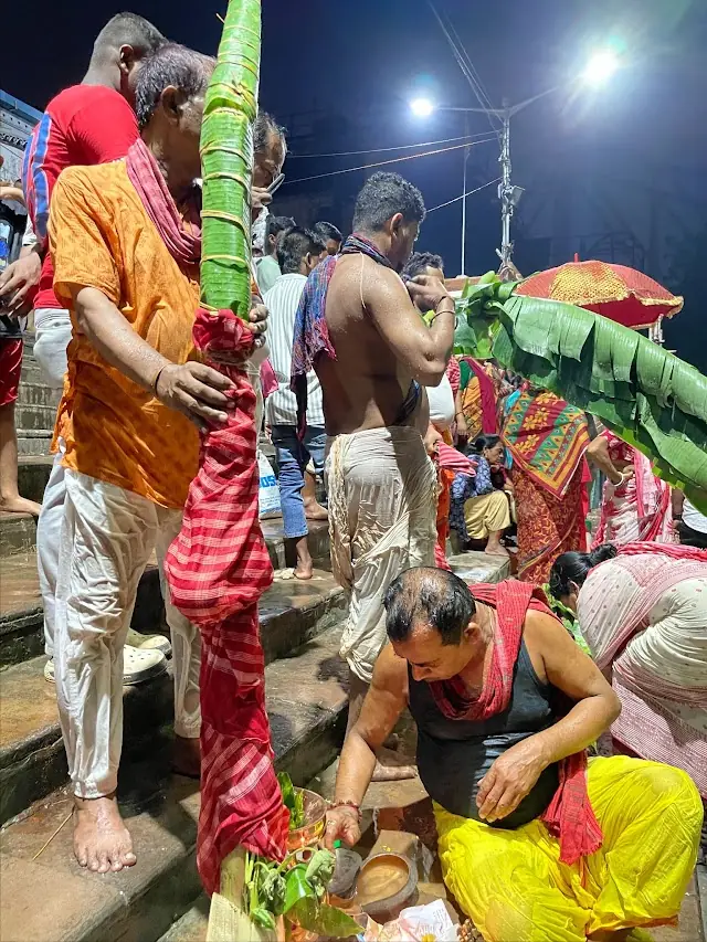 Kola bou snan — the ritual bath at the Ganga ghat